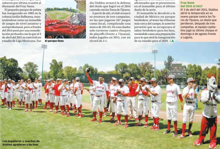  ??  ?? Los jugadores y coaches de Diablos agradecen a los fans