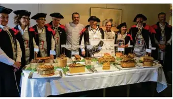  ??  ?? Après quinze ans d’absence, la toute nouvelle confrérie gastronomi­que de la poule et du pâté de Houdan a renoué avec la tradition du concours du pâté de Houdan.