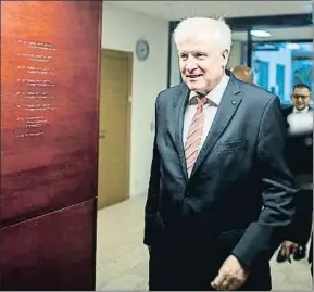  ?? CHRISTIAN BRUNA / EFE ?? Seehofer, que cederá la presidenci­a de Baviera a Markus Söder, ayer