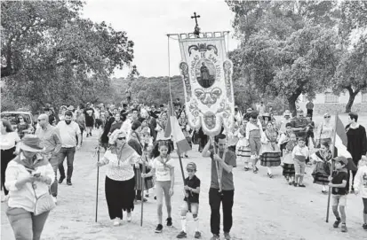  ?? ?? Tradición Los romeros acompañan a la imagen de san Isidro en su procesión por la dehesa. ▷
