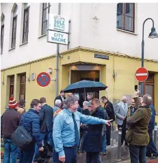  ?? FOTO: IRIS MAUER ?? Am ehemaligen Kirner Eck wurde das Schild der Sulzbacher City-Wache enthüllt. Das lockte Schaulusti­ge an.