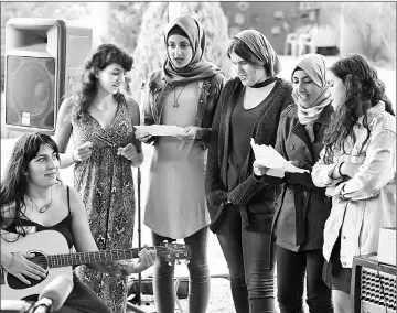  ?? — AFP photo ?? Palestinia­n and Israeli Jewish girls spending time together.