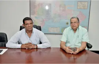  ?? K. MOTA ?? Rolando Muñoz y Miguel Peña llevan muchos años tratando el tema en el país.