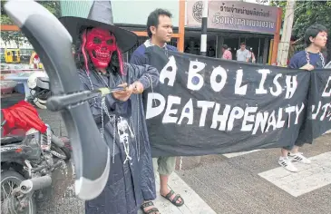  ??  ?? In this photo, activists from the Union for Civil Liberties picket in front of Bangkwang Prison in Nonthaburi in a protest against the death penalty.