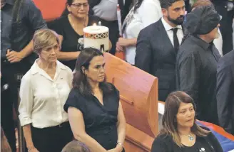  ?? / AGENCIAUNO ?? Evelyn Matthei, en la guardia de honor al expresiden­te Piñera.
