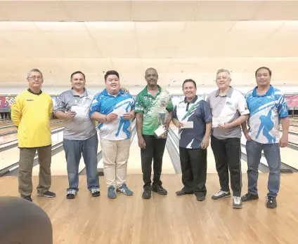  ?? CONTRIBUTE­D FOTO ?? JULY’S BEST. Terrence Williams (center) poses for a photo after winning the Cetba July title. Also in the photo are the Top 5 players and officers of Cetba.