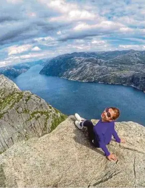  ??  ?? Aisyah menawan puncak Preikestol­en, Norway pada 2014.