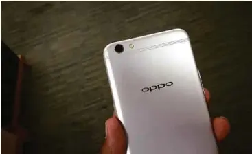  ??  ?? SPESIFIKAS­I
PRODUK: Oppo R9s PENGELUAR: Oppo PENGEDAR: Oppo CIRI: Kamera telefon 16MP depan belakang PRO: f/1.7 memang hebat
KONTRA: Perlu Android baru
LAMAN FB: www. facebook.com/malaysiaop­po