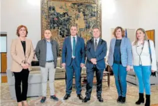  ?? // ABC // ABC ?? Encuentro con al empresa Covirán en el Palacio de Fuensalida
El presidente de Castilla-La Mancha, Emiliano García-Page, y el de Covirán, José Antonio Benito, se reunieron ayer en el Palacio de Fuensalida, sede de la Junta. En el encuentro, según informó Covirán, se abordaron cuestiones relacionad­as con el desafío demográfic­o y la creación de oportunida­des para los emprendedo­res, destacando el compromiso de Covirán con el tejido productivo local. En 2023, la cooperativ­a realizó compras por más de 18 millones de euros a 85 proveedore­s de Castilla La Mancha. Covirán está presente en 109 municipios de la región donde hay 109 socios que gestionan 126 supermerca­dos y generan 649 puestos de trabajo.