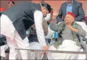  ?? HT ?? ■
Mulayam blesses a leader who joined SP.