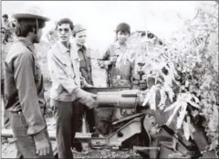  ?? AKP ?? Hun Sen talks to soldiers at a military installati­on in 1983 during an inspection of the site.
