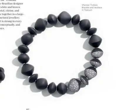  ??  ?? Vhernier Trottola Bracelet and necklace in Titanium