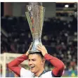  ?? FOTO: DPA ?? Der Star und der Pokal: Cristiano Ronaldo.