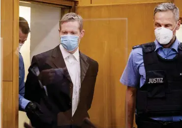  ?? Foto: dpa/Getty Images/Thomas Lohnes ?? Stephan Ernst, der des Mordes an Lübcke angeklagt ist, wird in den Gerichtssa­al gebracht.