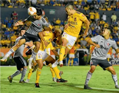  ??  ?? CABEZAZO. Torres Nilo abrió el marcador y festejó de manera calmada por ser el equipo en el que inició su carrera.