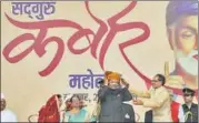 ?? MUJEEB FARUQUI/HT ?? MP CM Shivraj Singh Chouhan offers turban to President Ram Nath Kovind during Kabir Mahotsav in Bhopal on Friday.