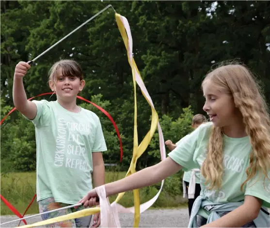  ?? Bild: Linnéa Hjortstam ?? Band i alla dess färger fladdrade när Eveline Olsson och Ebba Nylén på cirkuskoll­ot sprang runt på Forshälla bygdegård. De övade på cirkuskons­ter inför deras framträdan­de på söndagen.