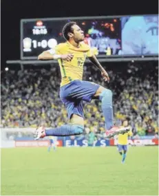  ?? FOTO: EFE ?? ►► Neymar celebra tras anotarle a Paraguay.
