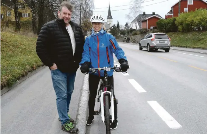  ?? ARKIVFOTO ?? TILSKUDD: Grimstad kommune har fått flere millioner i tilskudd i år, for å tilrettele­gge bedre for syklister. Det er Christine Mikkelsen (t.h.) svaert glad for. Her er hun avbildet sammen med Hans Stormo i en annen sammenheng.