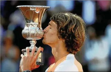  ??  ?? Ein Moment der Stille und des Genusses nach dem Matchball: Bei der Siegerehru­ng küsst Alexander Zverev seinen Pokal. Deutschlan­ds bester Tennisspie­ler hat zuvor beim Masters in Rom Novak Djokovic entzaubert. Foto: Gregorio Borgia, dpa