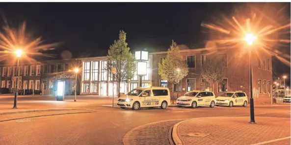  ?? FOTO: MARKUS JOOSTEN ?? Unter anderem am Weseler Bahnhof warten die Taxifahrer auch abends und nachts auf Kunden.