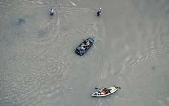  ??  ?? Die Straßen von Houston, der viertgrößt­en Stadt der Vereinigte­n Staaten, stehen immer noch unter Wasser. Teilweise gehen die Pegel jedoch ein wenig zurück. Aus dem Hurrikan wurde mittlerwei­le ein Tiefdruckg­ebiet.