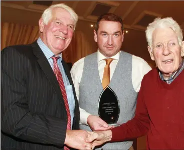  ??  ?? Bill Owley receiving his appreciati­on award at the first-ever Gorey District presentati­on function in Novem panied by Pat Hughes of Kilanerin and Brian McDonald (Tara Rocks).