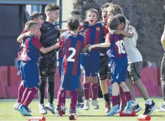  ?? // DANI BARBEITO ?? La euforia se apoderó de la Ciutat Esportiva con la celebració­n del Sub-10 A