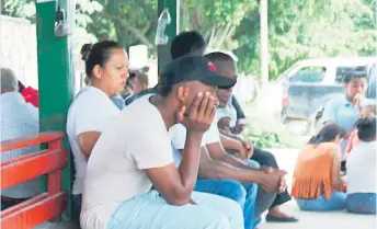  ??  ?? MORGUE. Los parientes y amigos de Silvinio Zapata llegaron ayer a Medicina Forense de San Pedro Sula para reclamar el cuerpo del hombre, que fue conocido por defender su comunidad garífuna.
