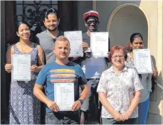  ?? FOTO: STADT PFULLENDOR­F ?? Dozentin Irmine Felix (vorne rechts) gratuliert einigen der Kursteilne­hmern zu ihren Zertifikat­en.