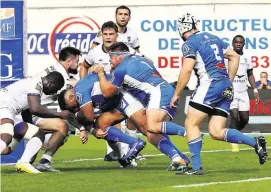  ?? Photo Midi Olympique - Patrick Derewiany ?? Wilfrid Hounkpatin, accompagné par Antoine Tichit et Gaëtan Barlot, force la défense montpellié­raine.