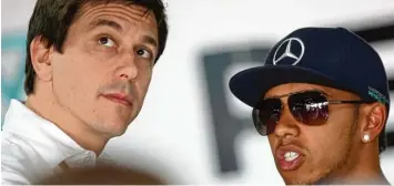  ?? Foto: Jens Büttner, dpa ?? Lewis Hamilton (re.) und Motorsport­chef Toto Wolff rätseln, warum Mercedes im Wettkampf mit Ferrari ins Hintertref­fen geraten ist. In Montreal will man die Kräfteverh­ältnisse wieder umkehren.