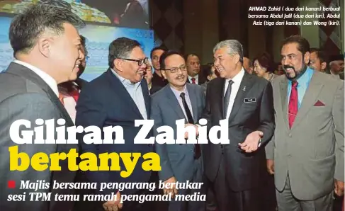  ?? FOTO: MOHD FADLI HAMZAH ?? AHMAD Zahid ( dua dari kanan) berbual bersama Abdul Jalil (dua dari kiri), Abdul
Aziz (tiga dari kanan) dan Wong (kiri).