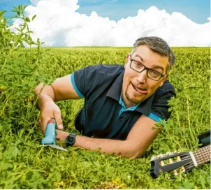  ?? Foto: SP Events ?? Musikkabar­ettist Stefan Otto zeigt sein Programm „Gmahde Wiesn“im Landgastho­f in Weichering.