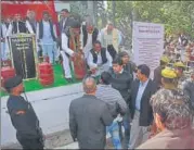  ?? HT ?? ■
An intruder shouts a slogan in SP chief Akhilesh Yadav’s presence in Kannauj on Saturday.