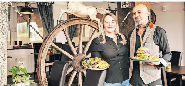  ?? FOTO: SUSANNE DOBLER ?? Judith Rusch und Alnor Schmidt vom Restaurant „Alnors Reiterstüb­chen“setzen auf Selbstgema­chtes: vom Dressing bis zum Burgerbröt­chen.