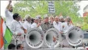  ?? VIPIN KUMAR/HT FILE ?? Delhi Congress chief Ajay Maken (centre) and party supporters protest against the delimitati­on of wards in 2016.