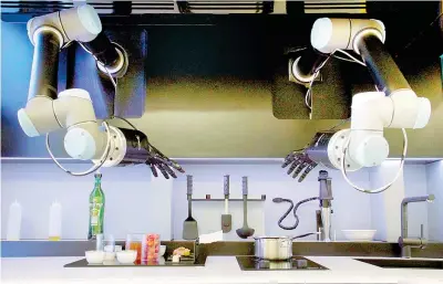  ??  ?? Prossima frontiera Un robot ci preparerà la cena? Mk1, di Moley Robotics, impara a cucinare dall’uomo, ne registra i movimenti e poi li riproduce