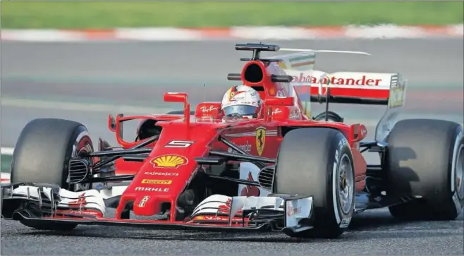  ??  ?? GRAN AVANCE. Ferrari no hizo un buen papel la temporada pasada, sin embargo en los primeros test de esta pretempora­da demostró que han dado un verdadero paso adelante.