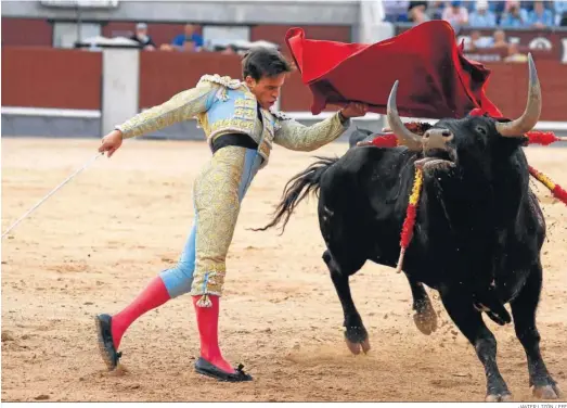  ?? JAVIER LIZÓN / EFE ?? Gonzalo Caballero trata de componer un pase de pecho al toro que cerraba plaza, cornalón y astifino, como el resto de la camada de El Torero.