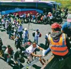  ?? |PUBLIMETRO ?? Automovili­stas señalaron que los migrantes están abordando cajas de camiones y camionetas en la autopista a Tepic para tratar de llegar a Nayarit, aunque implique hacerlo sin permiso.