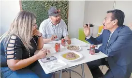  ?? JORGE LÓPEZ ?? En su visita a Multimedio­s conviviero­n con sus fans.