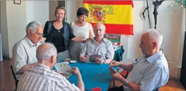  ??  ?? TUTE. La partida al tute de todos los viernes es casi sagrada en el Centro Español.