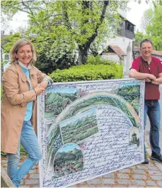  ?? FOTO: STEFANIE BÖCK ?? Ursula Winkler und Jürgen Tischer wollen Lust machen auf die Berglandsc­haft Adelegg als nördlichst­e Ausläufer der Alpen.
musikalisc­he Bildergesc­hichte, Vorarlberg­er Landesthea­ter, Seestr. 1, 19.30 Uhr
Heinrich Del Core - Ganz arg wichtig, Stadthalle,...