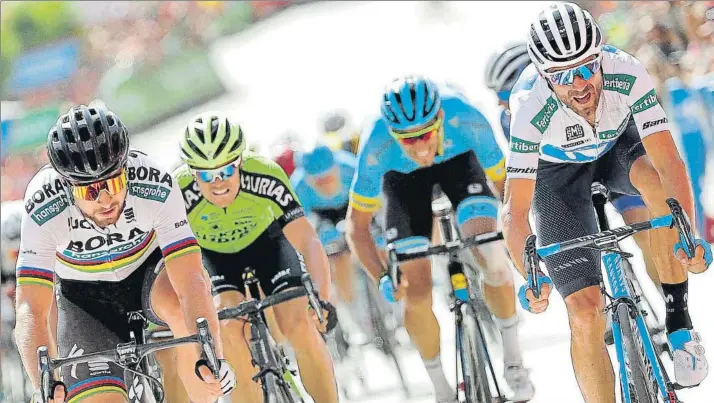  ?? FOTO: EFE ?? Alejandro Valverde, a la derecha, estuvo a punto de imponerse a Peter Sagan, vigente tricampeón mundial de ruta, en el sprint por la segunda plaza. El ciclista murciano sí acabó tercero y consiguió seis segundos de bonificaci­ón