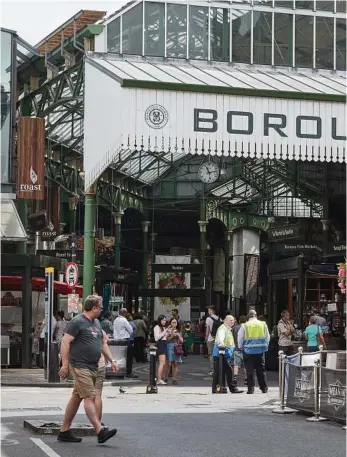  ??  ?? Not far from the Tate Modern, the Borough Market stands in contrast to corporate chains. Visitors can enjoy charcuteri­e, vegan baked goods and the wares of fishmonger­s.