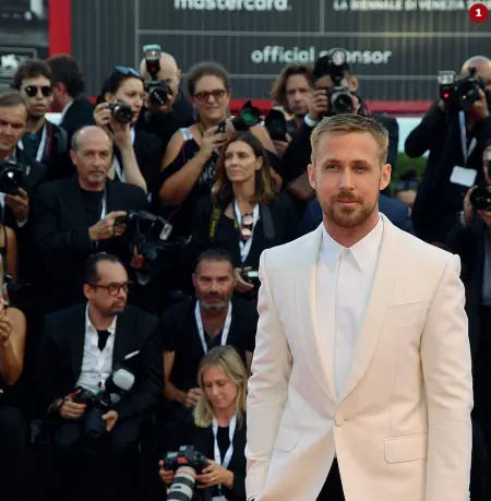  ?? fotografic­o Pattaro/ Vision) ?? Avvistati Alcune stelle che delle hanno sfilato ieri sera 1 Ryan Gosling, protagonis­ta di «First man» sul red carpet della Mostra del Cinema di Venezia 2 La top model Barbara Palvin 3 Naomi Watts, una delle giurate 4 Il ministro dell’Interno Matteo Salvini con Elisa Isoardi (Servizio