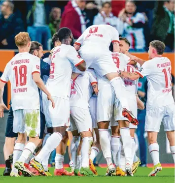  ?? Foto: Tom Weller, dpa ?? Grund zum Jubeln hatten die Spieler des FC Augsburg in den vergangene­n Wochen reichlich.