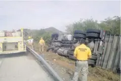  ?? RAÚL BRIONES ?? &gt; La unidad termina al costado de la carretera.