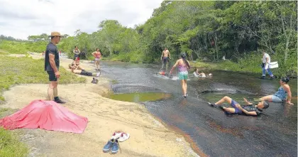  ??  ?? Al cuerpo hay que prepararlo para entrar a la quebrada Las Gachas, pues el agua cristalina que por allí corre es helada.